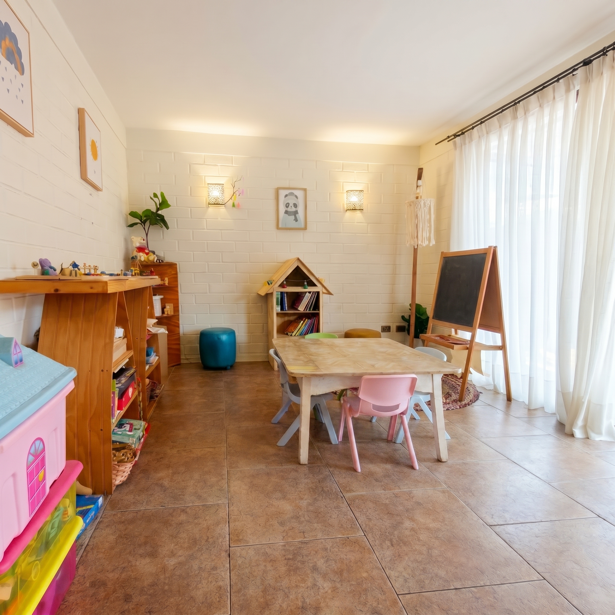 El Atelier de Trabajo: Materiales nobles y mesas bajas