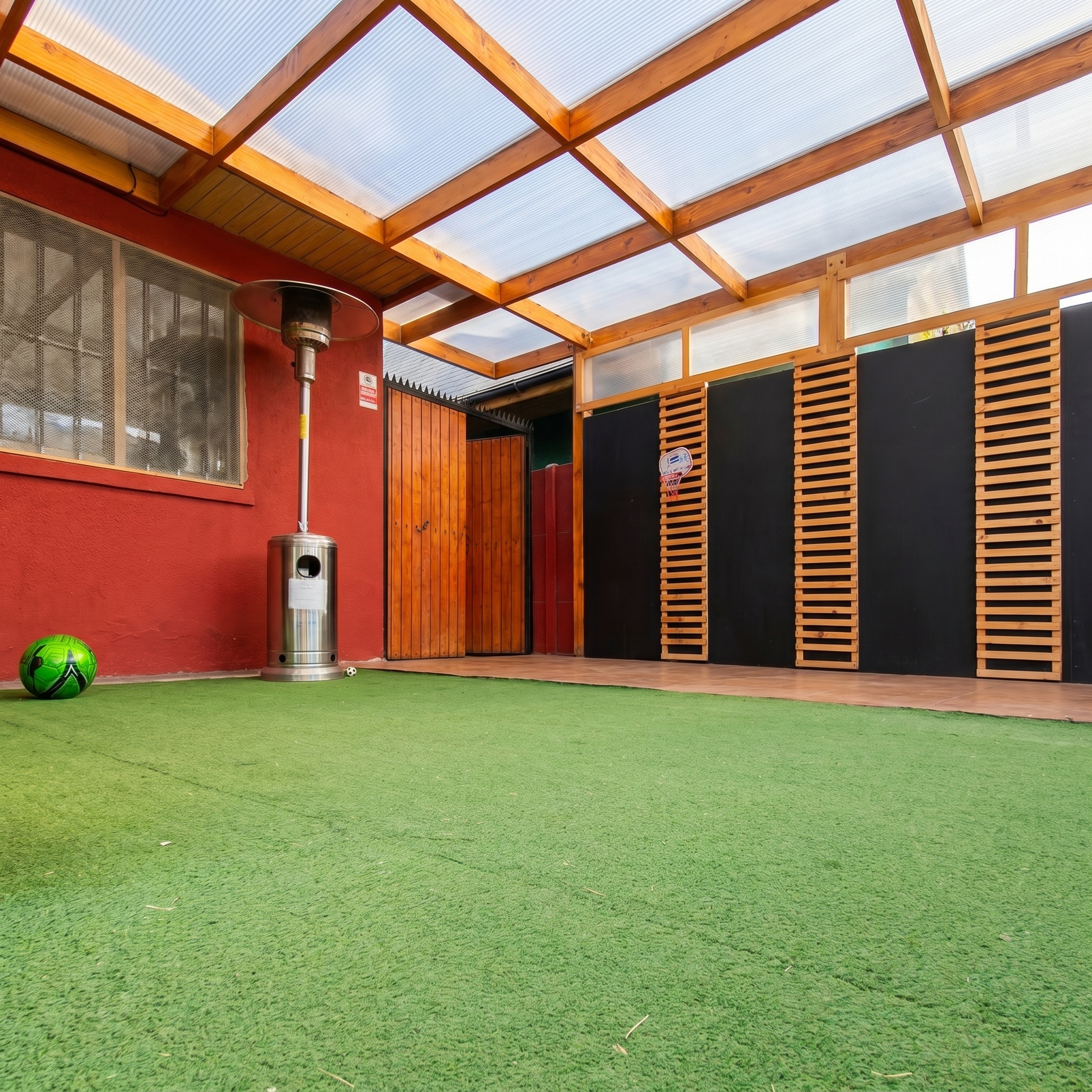 El Patio de Juego y Naturaleza: Tierra, contacto natural y juego seguro